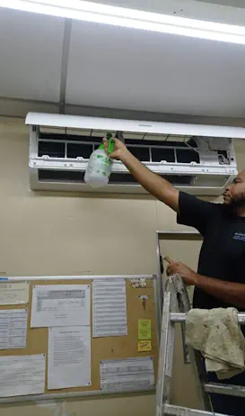 higienização de sistemas de climatização e manutenção preventiva DL Climatização